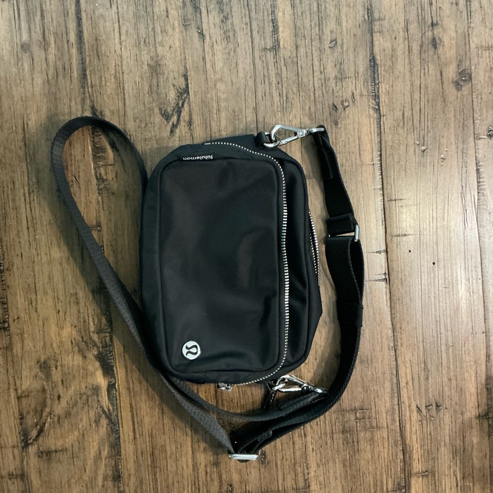 Black Lululemon Everywhere Crossbody 2L